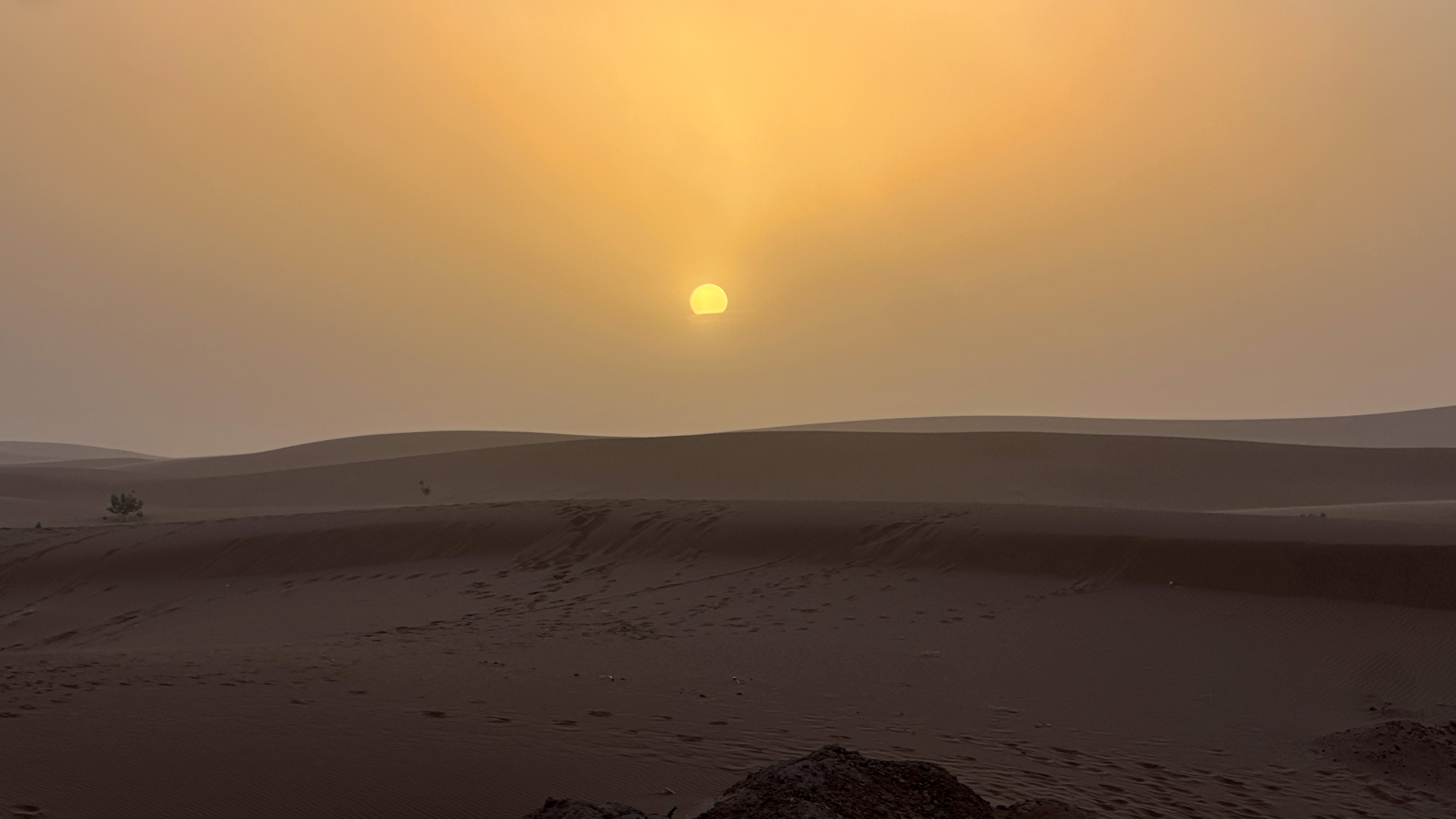 Paysage du Sahara marocain au coucher du soleil